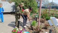 В Кочубеевском округе волонтёры посадили цветы возле памятника героям ВОВ