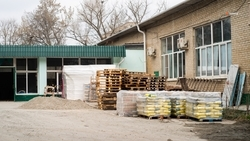 Демонтаж старой кирпичной кладки проходит в сельской школе Ставрополья