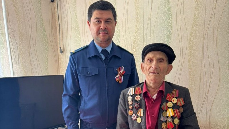Сотрудники прокуратуры Кочубеевского округа поздравили ветерана с Днём Победы