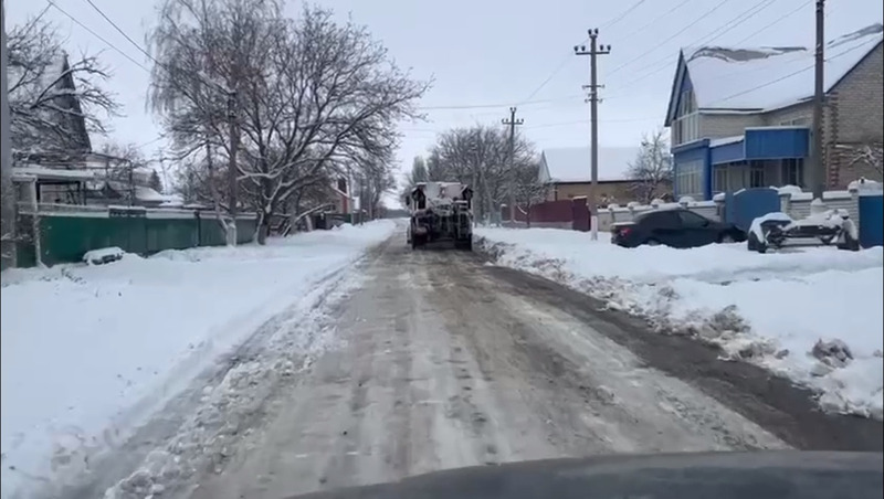 Выпавший снег на дорогах Кочубеевского округа убирает спецтехника 