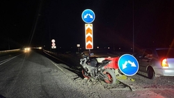 Водитель мотоцикла врезалась в дорожное ограждение в Кочубеевском округе