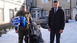 Мотоцикл эндуро передали бойцу СВО из Кочубеевского округа