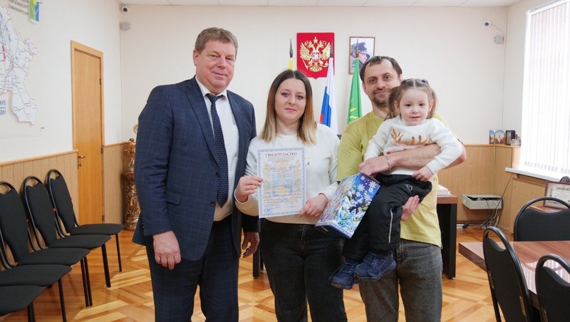 Многодетная семья из села Кочубеевского получила жилищный сертификат