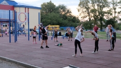 Энтузиаст из Кочубеевского проводит тренировки с односельчанами на новой спортплощадке