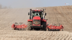 Около 2 тыс. единиц техники подготовили к будущему сельхозсезону на Ставрополье