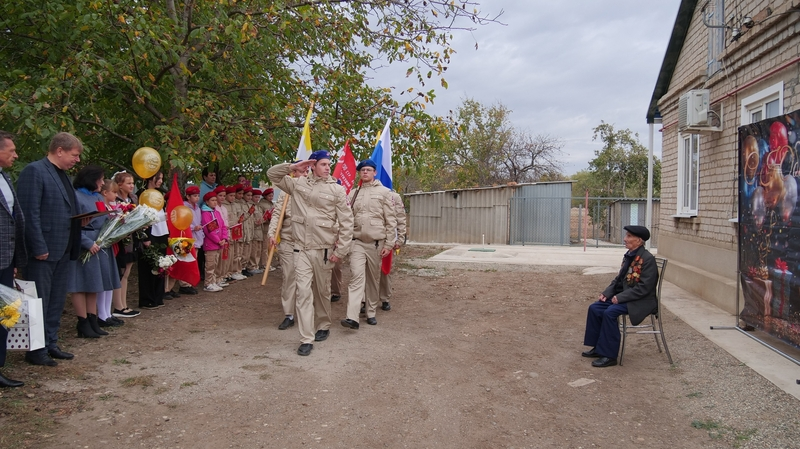 Юнармейцы устроили парад в день рождения 100-летнего ветерана из Балахоновского