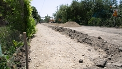 Участок дороги отремонтируют в селе Кочубеевском к концу лета