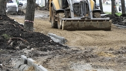 Детскую игровую площадку обустраивают по губернаторской программе в посёлке на Ставрополье