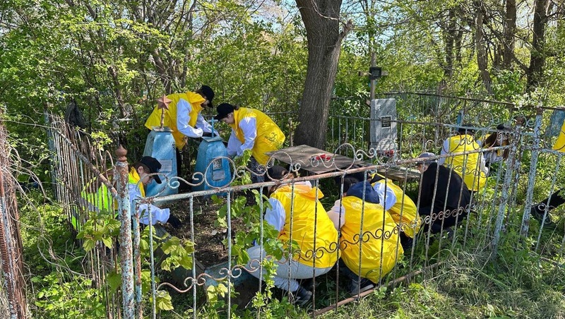 Волонтёры Кочубеевского округа приводят в порядок захоронения ветеранов к 9 Мая